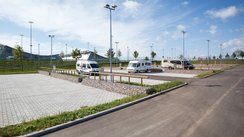 Wohnmobile auf einem Wohnmobilstellplatz an der Messe in Stuttgart