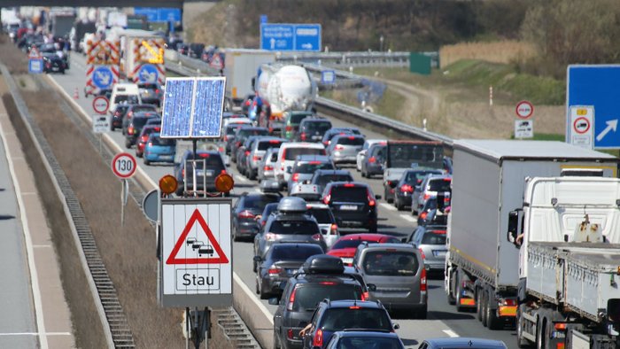  Stau auf einer Autobahn.