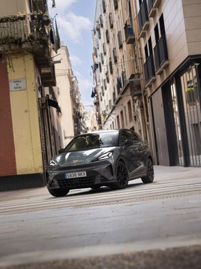 Cupra Raval von vorne mit eingeschlagenen Vorderrädern.