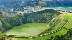 Panoramablick auf eine grüne Landschaft auf den Azoren.