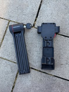 Ein Trelock Faltschloss handlich zusammengefaltet. 