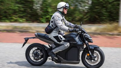 Ein Mann fährt auf einer Honda WN7.