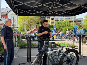 Ein Fahrrad steht im Vordergrund, dahinter eine Schlange von Radfahrern. 