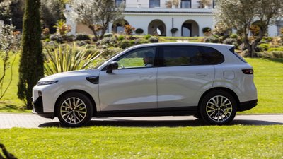 Leapmotor B10 Hybrid EV parkt vor einem herrschaftlichen Anwesen.