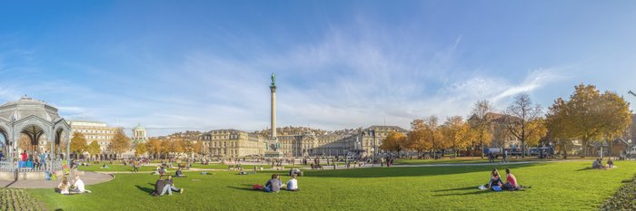 Wiese in der Stadt mit vielen Menschen.