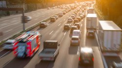 Ein Feuerwehrauto fährt durch eine Rettungsgasse auf der Autobahn. 