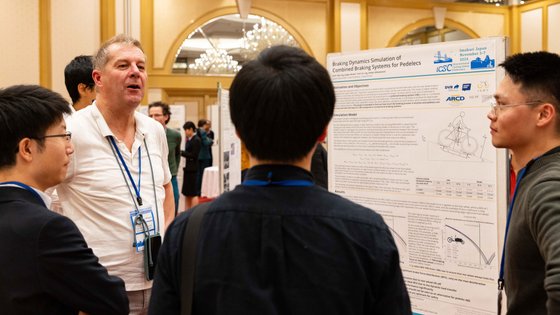 Prof. Jürgen Wrede erläutert seine Forschungen an der Kombibremse.