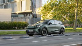 Ein Cupra Raval fährt durch die Stadt.