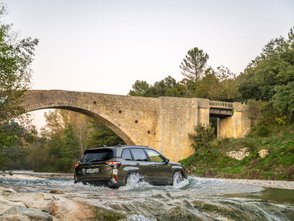 Subaru Forester fährt durch einen Fluss