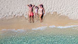 Familie im Sommerurlaub am Strand