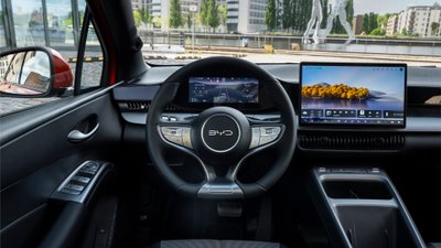 BYD Dolphin G DM-i Test – Blick in das Cockpit.