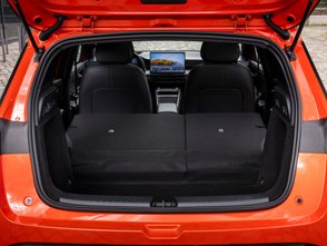 BYD Dolphin G DM-i Test – Blick in den Kofferraum bei umgeklappter Rückbanklehne.