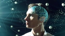 Verfremdetets Bild eines Mannes mit gläsernem Kopf, in dem das Gehirn sichtbar ist. 