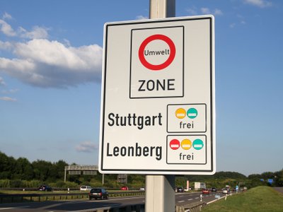 Verkehrsschild mit der Aufschrift: Umweltzone, Stuttgart und Leonberg frei