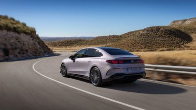 Ein Mercedes-Benz C 400 4Matic Elektro fährt auf einer Landstraße.