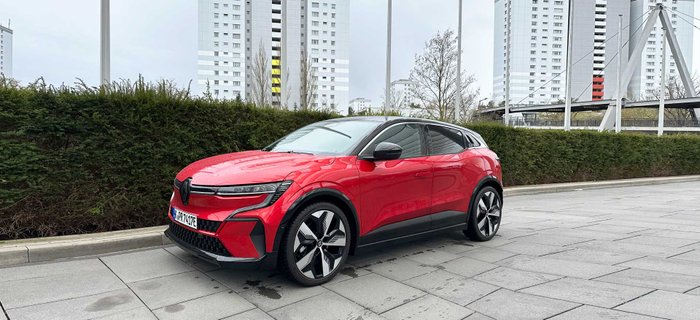 Ein roter Renault Megane e-Tech EV60 steht auf der Straße.