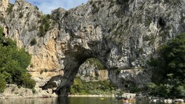 Naturfelsenbogen über der Ardèche.