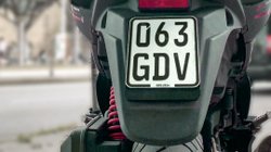 Nahaufnahme des schwarzen Kennzeichens für Mofas, Roller, Mopeds und E-Scooter.