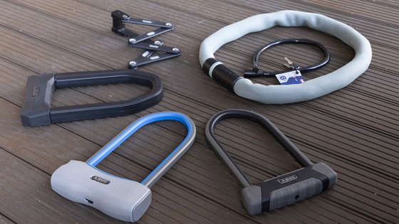 Eine Auswahl verschiedener Fahrradschlösser: Bügelschloss, Faltschloss, Kettenschloss. 