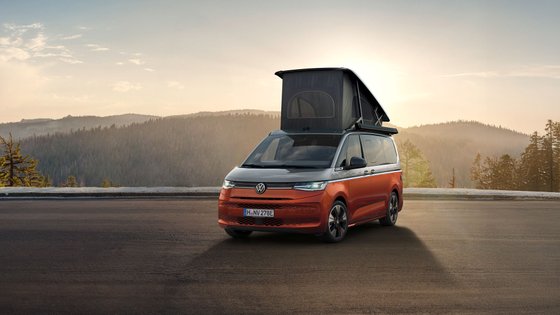 VW California Energy mit geöffnetem Dach.