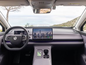 Cockpit des Leapmotor C10 REEV mit zentralem Touchscreen und Meer im Hintergrund.