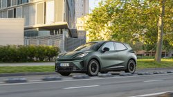 Ein Cupra Raval fährt durch die Stadt.