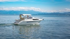 Motorboot fährt über einen See. 