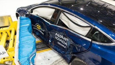 Bei einem Crashtest von Euro NCAP beschädigter Tesla Model 3. 