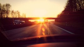Sonne blendet Autofahrer.