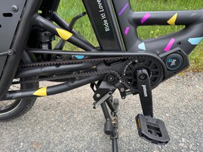 Die Motor-Getriebe-Einheit von Pinion und der Riemenantrieb des i:SY P12 Longtail 