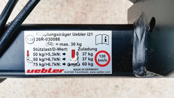 Nahaufnahme einer Stützlastplakette auf dem Fahrradträger.