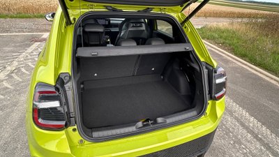 Kofferraum des Abarth 600e. 