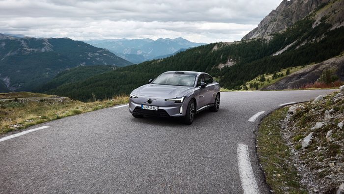 Volvo ES90 fährt auf einer schmalen Gebirgsstraße.