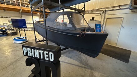 Boot in einer Halle