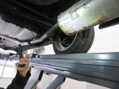 Dekra-Prüfer Markus Becker dokumentiert Abgasanlage des Honda Prelude Coupé.