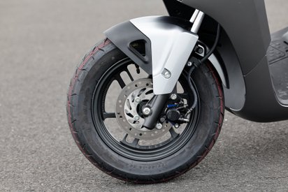 Blick auf das Vorderrad des Honda CUV e: