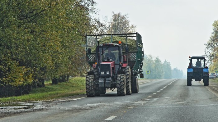 Traktoren auf einer Straße