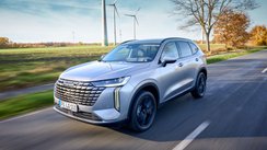 Haval H6 fährt auf einer Straße. 