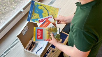 Mann packt ein ARCD-Urlaubspaket