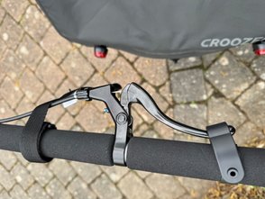Die Handbremse des Croozer Yuuna am Schiebebügel.
