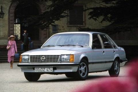 Opel Senator A steht auf einem Platz. 