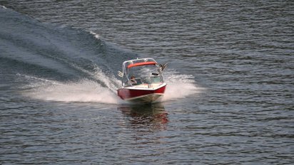 Boot fährt schnell durch das Wasser. 
