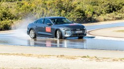 Audi A5 auf einer Teststrecke beim ARBÖ-Sommerreifentest 2026.