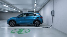 Elektroauto lädt in einer Tiefgarage. 