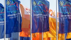 Fahren an einem Mast.