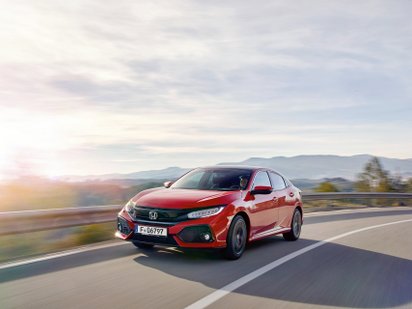 Honda Civic fährt auf einer Straße. 