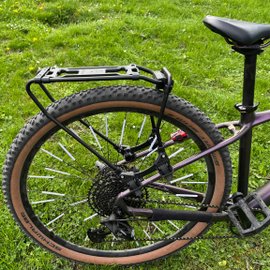 Fahrrad mit dem Gepäckträger Infinity Universal von SKS Germany.