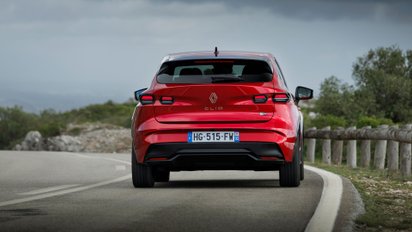 Renault Clio auf einer Landstraße von hinten