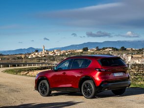Mazda CX-5 steht auf einer Straße. 