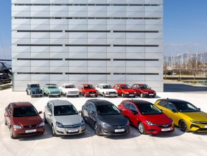 Alle Kompaktmodelle von Opel seit 1936 auf einem Bild. 